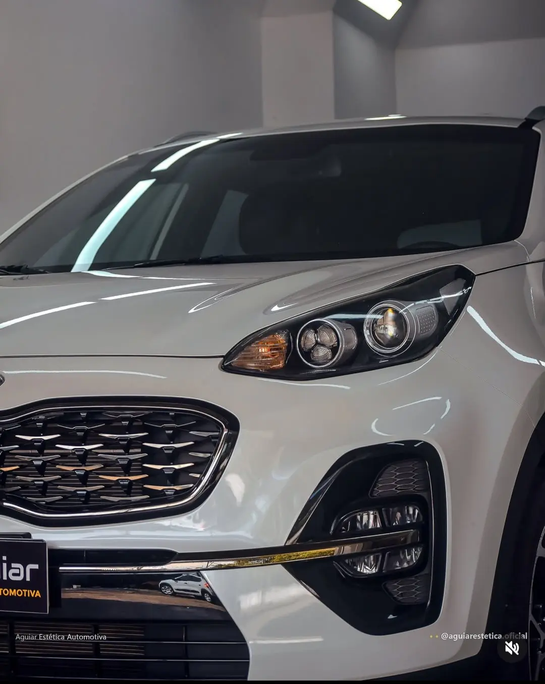 Polimento em carro preto refletindo o ambiente, mostrando acabamento espelhado