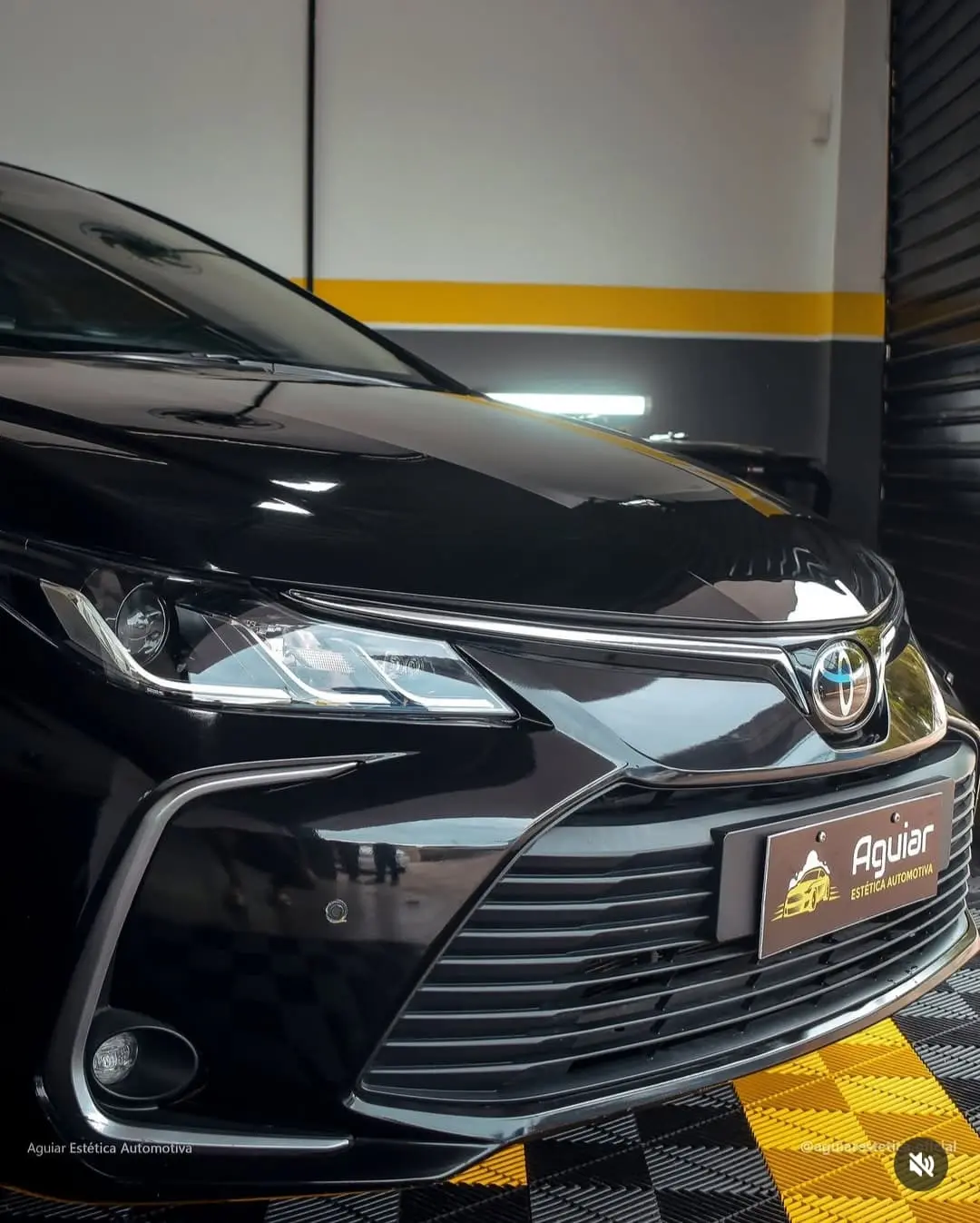 Aplicação de vitrificação em carro sedan preto