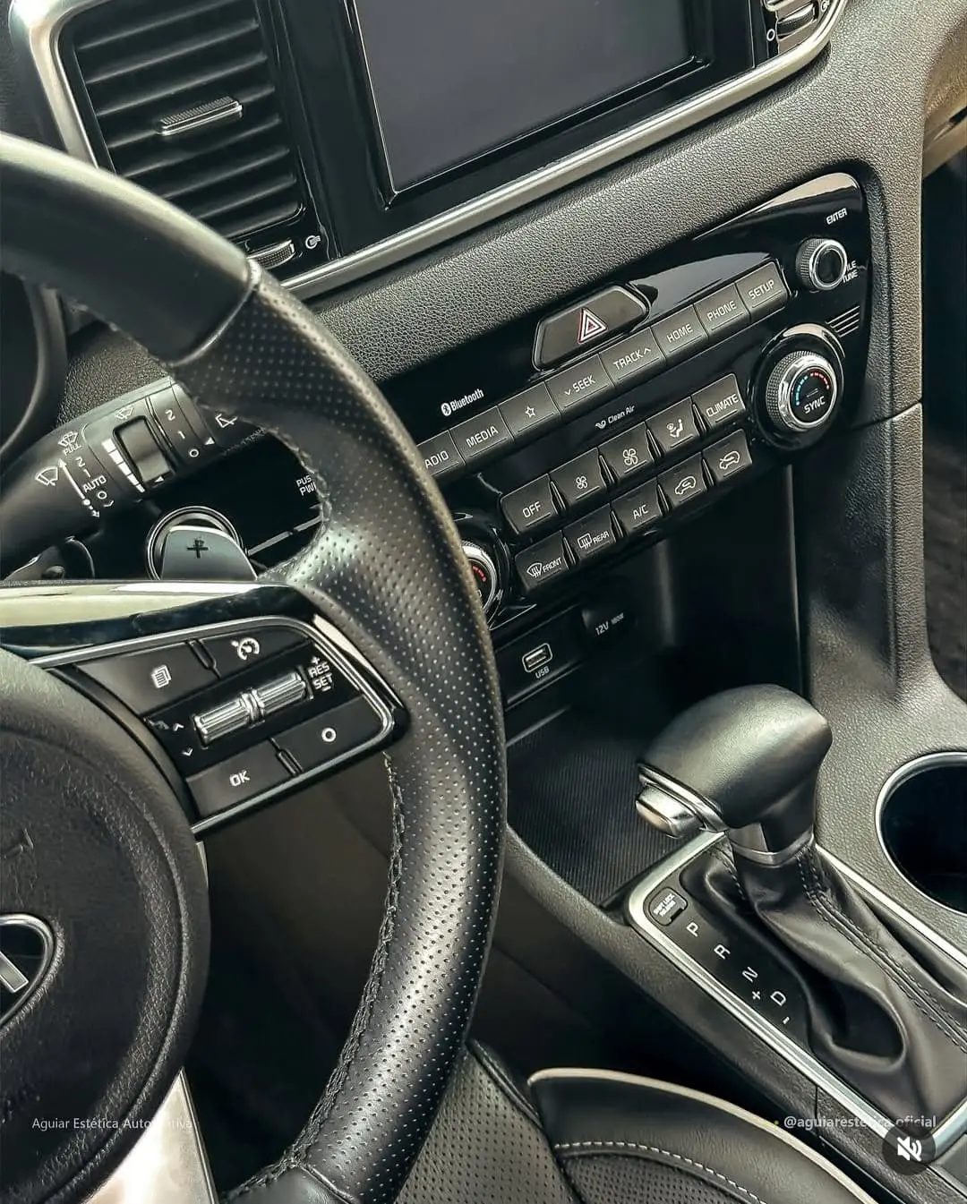 Carro branco após lavagem detalhada com brilho intenso