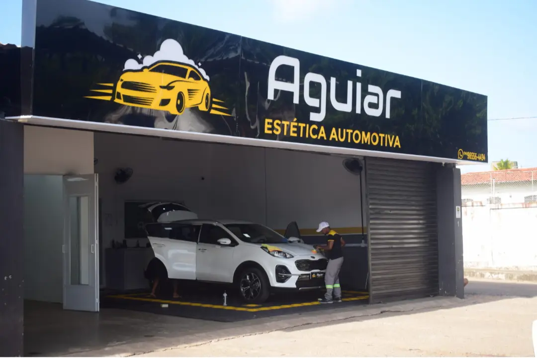 Fachada da Aguiar Estética Automotiva durante polimento de veículo em São Luís, MA