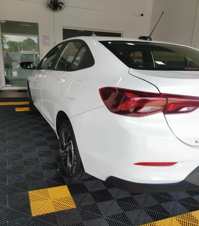 Resultado final de polimento cristalizado na lataria do veículo e polimento nos faróis, refletindo nitidamente o ambiente pela Aguiar Estética Automotiva em São Luís