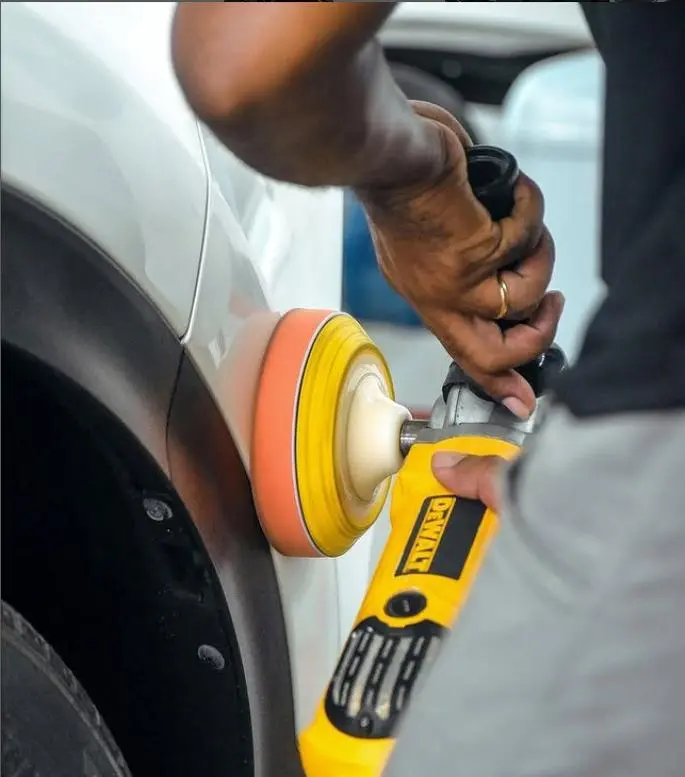 Polimento em carro branco, refletindo nitidamente o ambiente pela Aguiar Estética Automotiva em São Luís